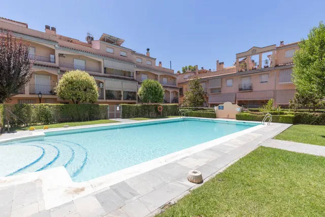 FANTÁSTICA CASA CON PISCINA COMUNITARIA, TERRAZA Y GARAJE - foto 2