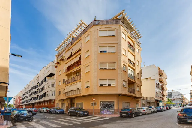 Amplio apartamento de 4 dormitorios en el corazón de Torrevieja — 40