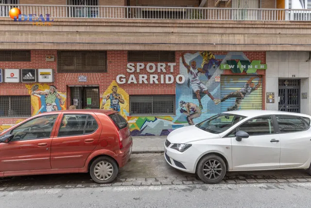 Amplio local comercial en una de las zonas más consolidadas de Granada con salida a dos calles — 23