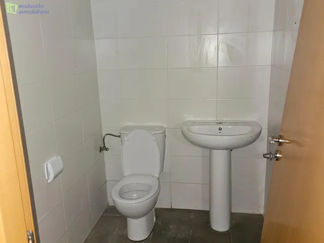 Venta de local en calle las calzadas — 9