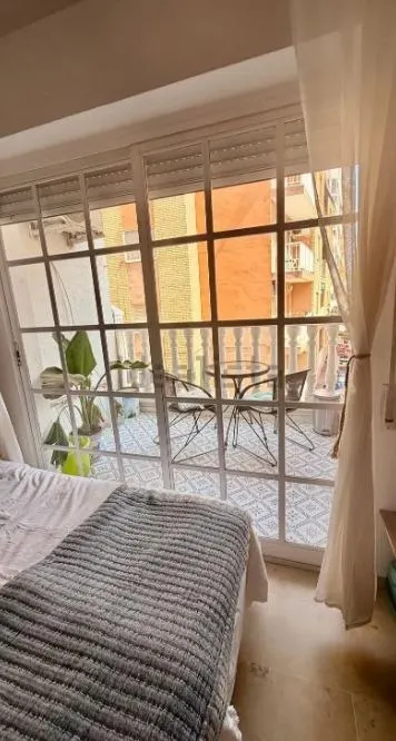 ¡Atención inversores! Estudio renovado a 20 metros de la playa de Los Locos · Torrevieja — 9