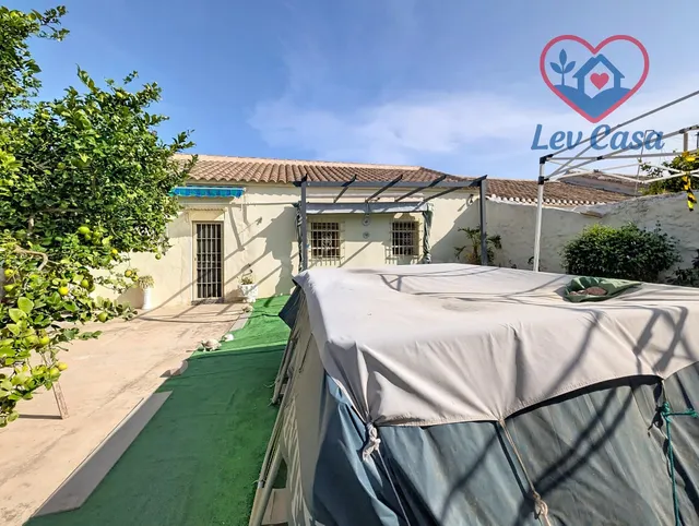 Casa de pueblo reformada con patio y parcela de 1.225 m2 en  - foto 4