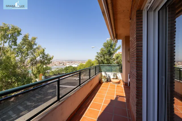 Exclusivo piso con terraza y vistas despejadas en El Serrallo. — 13