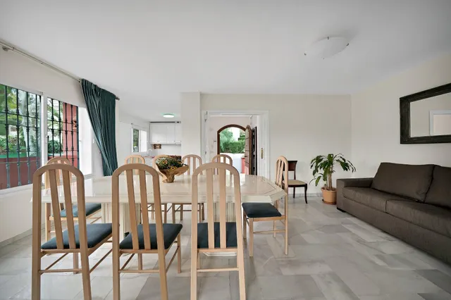 Alquiler larga temporada - Villa Privada con Piscina y Amplio Jardín en Cerrado de Elviria, Marbella — 21