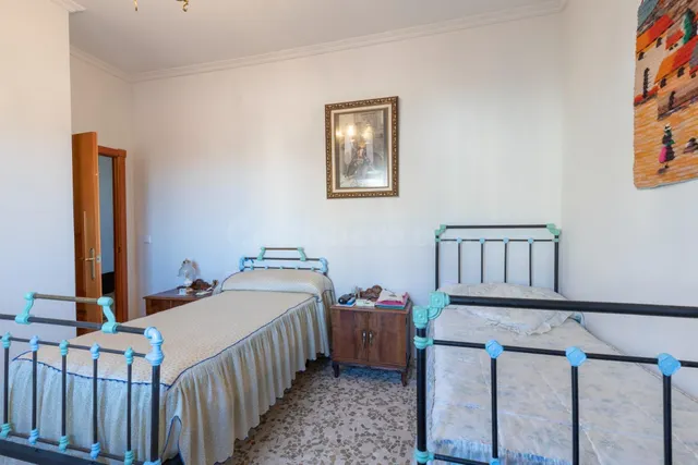 Casa en planta baja con cuatro naves y local — 22