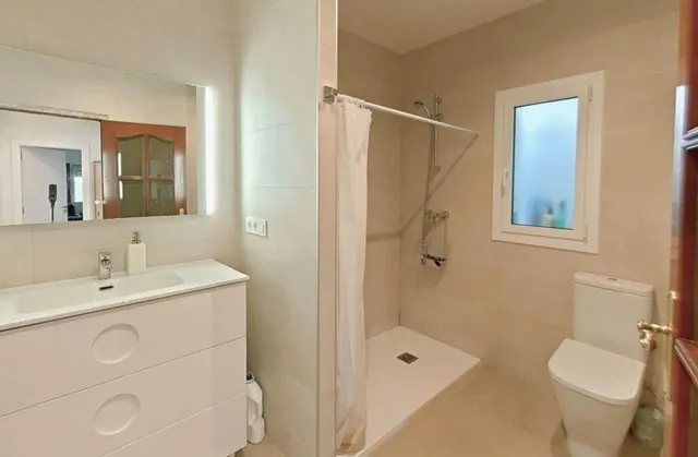 Casa con gran potencial y espacio independiente en albarrosa – Viladecans — 10