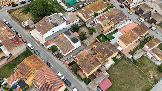 Casa independiente con local comercial, almacén y jardín en  - foto 4
