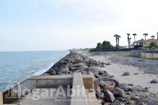 TERRENO URBANO EN PRIMERA LÍNEA JUNTO AL MAR — 31