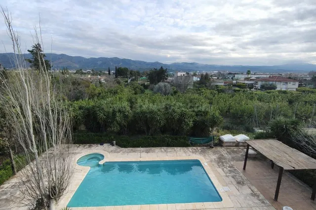 FINCA CON CHALET DE 6 DORMITORIOS CON PISCINA PRIVADA - ZONA