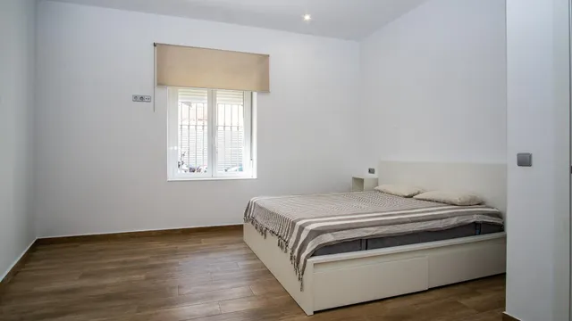 Casa en planta baja con entrada independiente, totalmente reformada, y local en planta baja. — 7