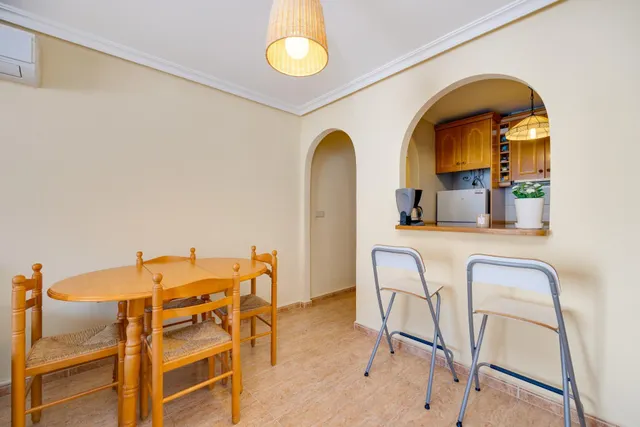Apartamento de dos dormitorios con piscina comunitaria en el centro de Torrevieja — 15