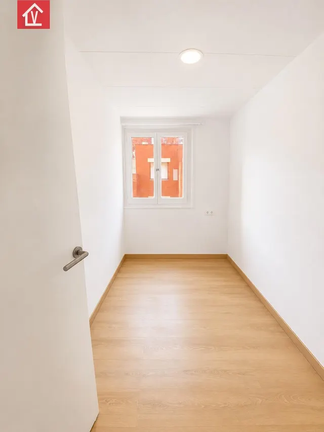 Creu de barbera! Piso de 3 habitaciones, balcón,  junto al Parque del Valles! — 11