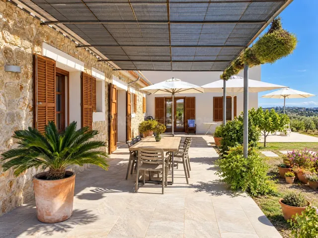 Exclusivo Chalet Reformado en Selva con Espectaculares Vista