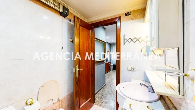 Piso en venta en Torrent, con tres habitaciones y dos baños. — 35