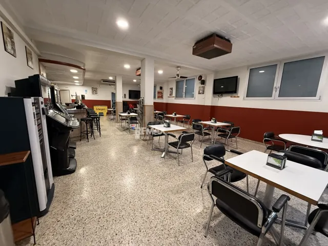 La Bisbal d’Empordà | Bar-restaurante en pleno funcionamient