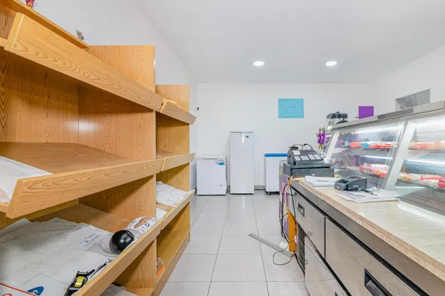 Un mostrador, un oficio, un local o un piso que puede ser tuyo — 9