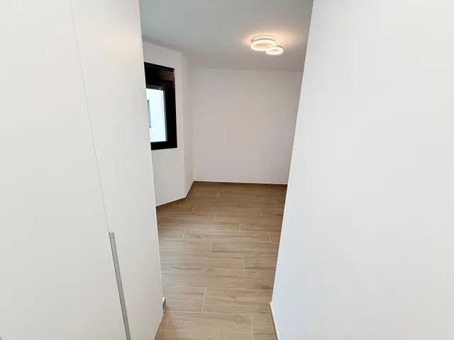 Luminoso apartamento semi-nuevo con terraza, piscina y parking — 15