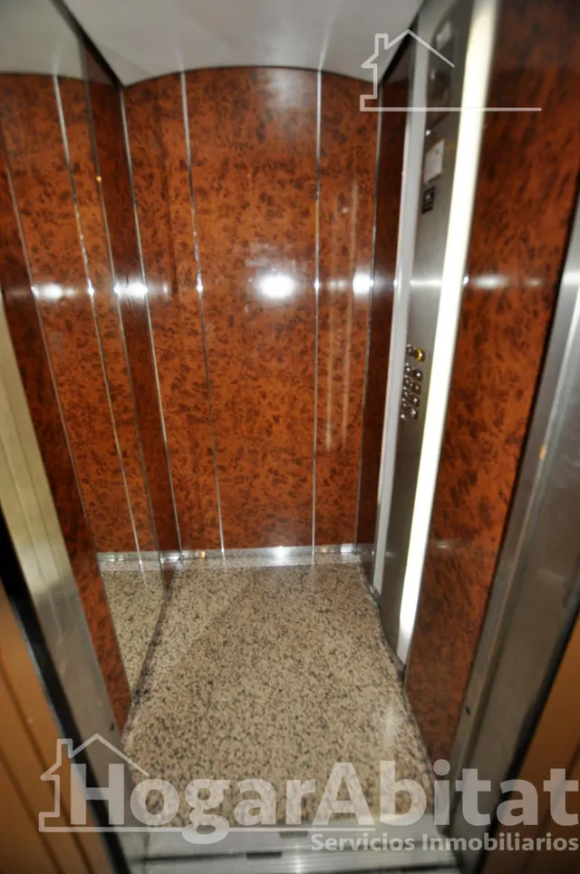 EXTERIOR CON ASCENSOR CERCA DEL METRO — 29