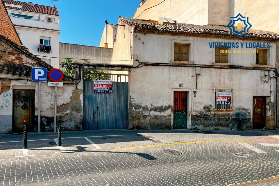 Atención promotores. Casa para derribar y hacer bloque de hasta 720 m2 de obra en Maracena centro