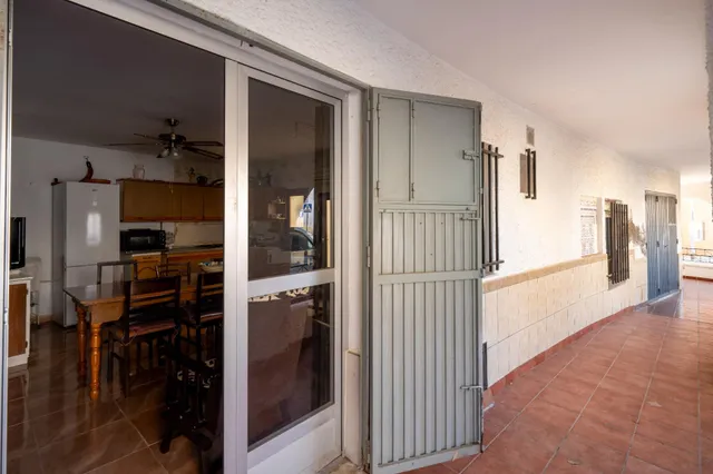 Se Vende Casa de Dos Plantas en Retamar Centro — 28