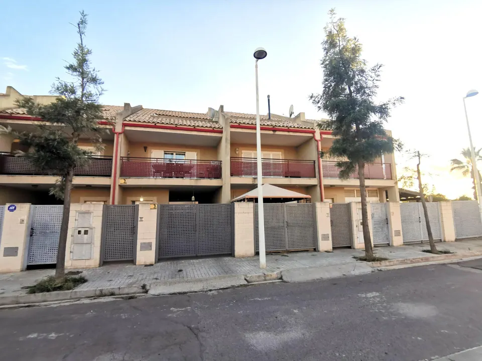 ¡ALQUILER EXCLUSIVO! CASA DÚPLEX EN ZONA RESIDENCIAL EN LA PLAYA DE MALVARROSA DE CORINTO, SAGUNTO!