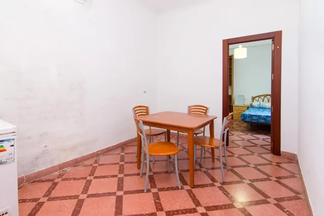 Por debajo de la Plaza Trinidad, a un paso de Facultad de Traductores, Derecho, Escuela de Arte y Oficios. Actualmente 6 estancias(incluido el salón). un cuarto de baño, un aseo, cocina. Techos Alto — 10