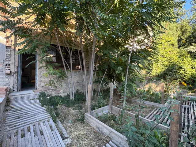 Nave en zona urbana con 264 m2 y con jardín de 114 m2 orientado al sur, garaje y gran potencial como estudio profesional. — 22