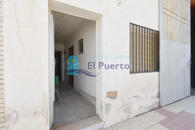 COCHERA CON PATIO TRASERO Y APARTAMENTO PARA REFORMAR EN CUE