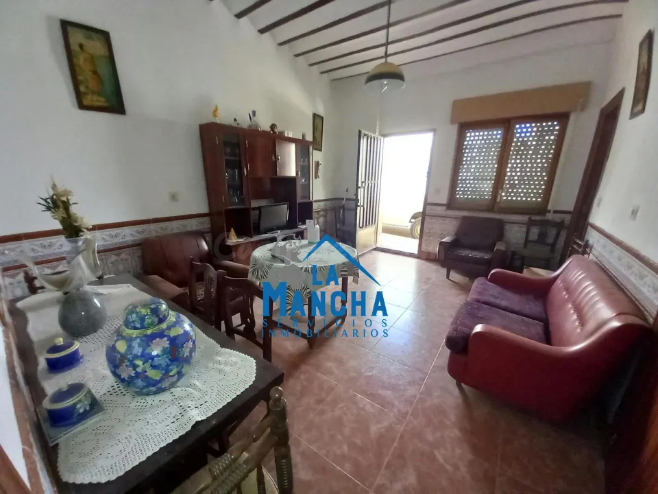*53.000€* inmobiliaria la mancha vende casa con patio en Barrax ( Albacete ).