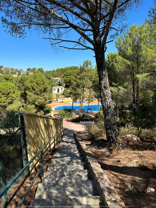 CASA ADOSADA CON TERRENO -HIPOTECABLE-