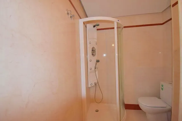 Amplio piso SE VENDE en Torrevieja – 3 habitaciones, terraza y garaje incluido — 23