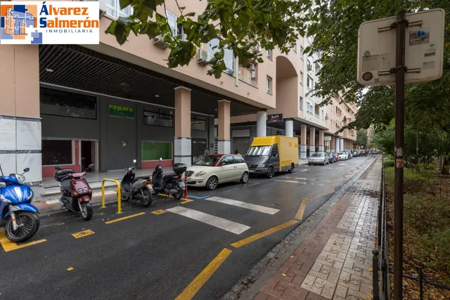 Local comercial en venta en calle agustina de aragón — 18