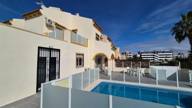 BONITA VILLA PAREADA EN LA ZENIA ORIHUELA COSTA: 2 HAB, 2 BA - foto 2