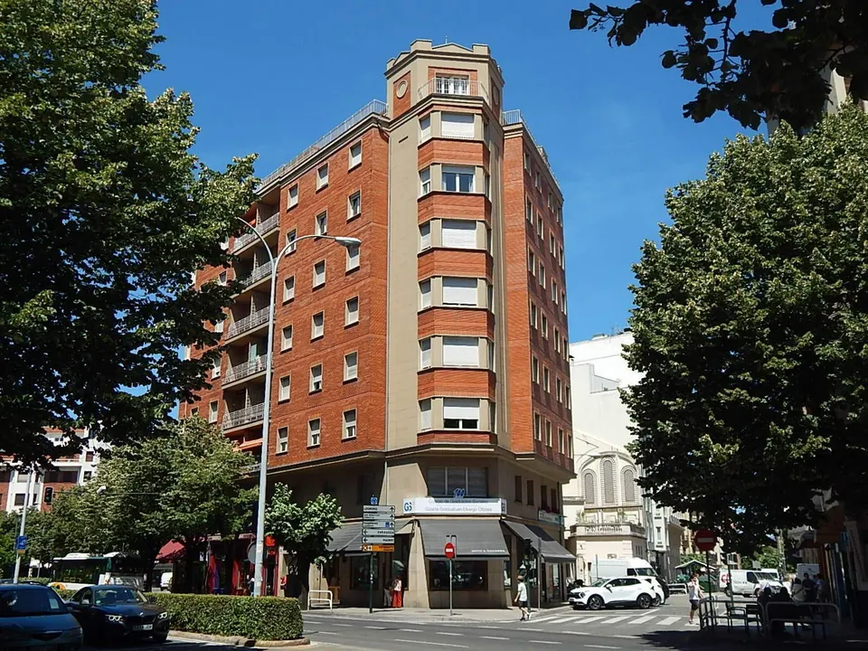 ETXEA Vende piso en el centro de Pamplona, 4 dormitorios, salón cocina, baño y aseo