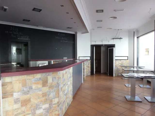 Estupendo local comercial en venta y en alquiler en plena calle Ramón y Cajal — 3
