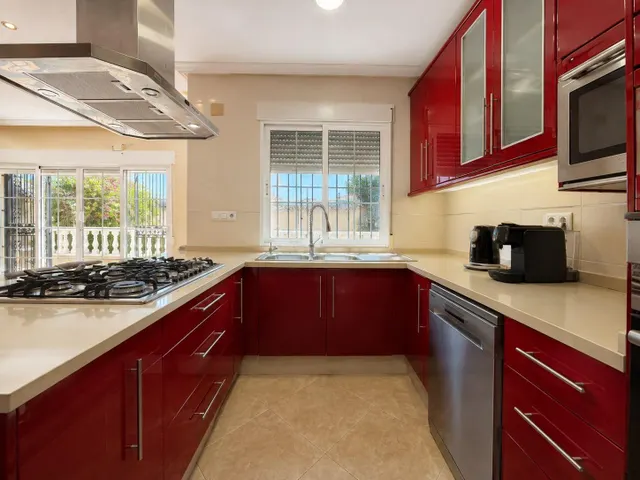 Villa independiente con piscina privada y 6 dormitorios junto a la Laguna Rosa de Torrevieja — 22