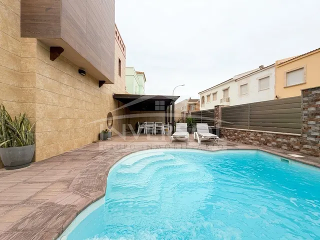 VIVIENDA ADOSADA CON PISCINA PRIVADA — 40