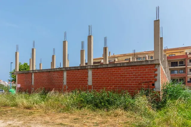 Edificio en obra parada en Llandells (Peñíscola) con proyecto para 39 viviendas y locales — 21