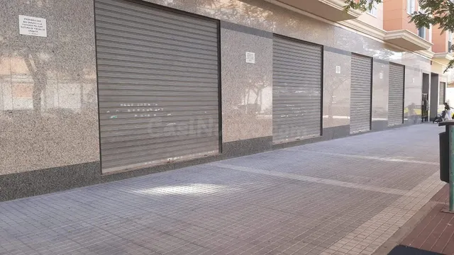 LOCAL para poner tu NEGOCIO o con posibilidad de CAMBIO DE U