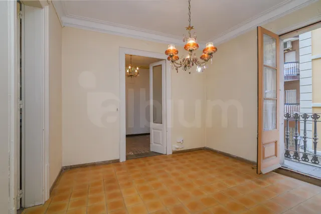 Espectacular vivienda esquinera con siete balcones frente al Mercat del Born — 12