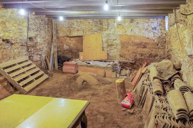 CASA DE PIEDRA DEL S. XVIII, A DOS CALLES, EN MONISTROL DE CALDERS — 31