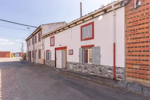 Casa con patio y finca en Grisuela del Paramo. Espacio, tran