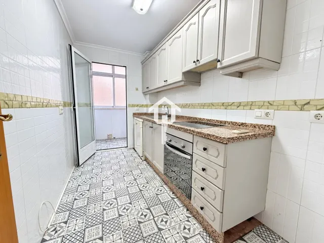 PISO EN VENTA EN ALICANTE. ZONA DE LA FLORIDA. 79m2, 2 habitaciones, 1 BAÑO, AMPLIO PATIO, PRIMERA PLANTA CON ASCENSOR. — 12