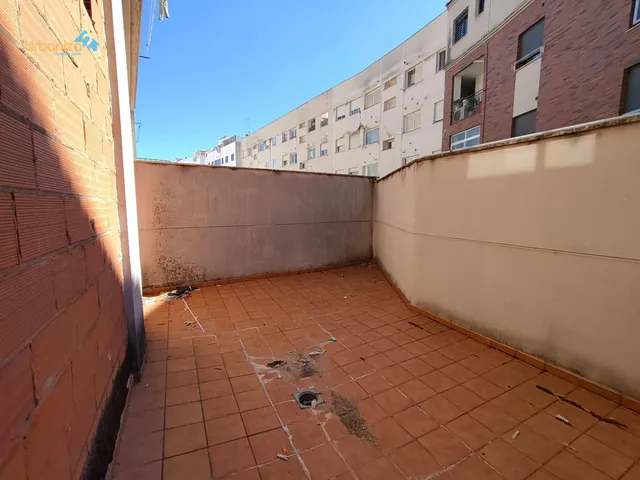Local en bruto totalmente diafano con un amplio patio ideal para cualquier tipo de negocio — 10