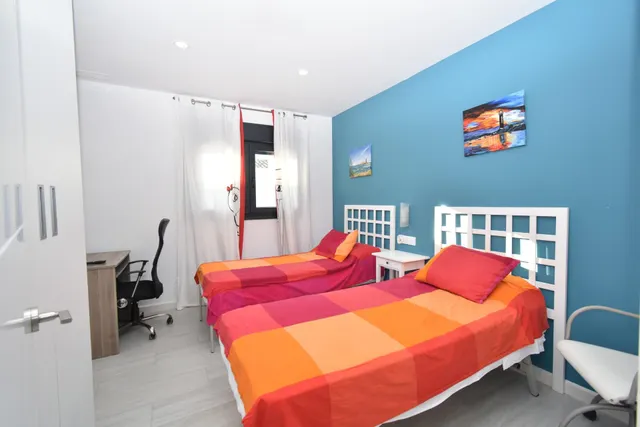 PAREADO DE RECIENTE CONSTRUCCIÓN CON PISCINA PRIVADA EN MOLINO VIEJO — 20