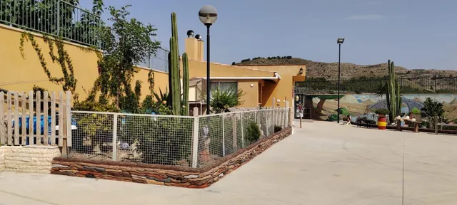 SE VENDE CHALET EN MUY BUENA ZONA PEGADO AL PUEBO Y A 20 MINUTOS DE ALICANTE — 8