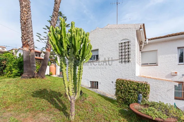 Casa familiar con apartamento independiente, jardín y parkin - foto 4