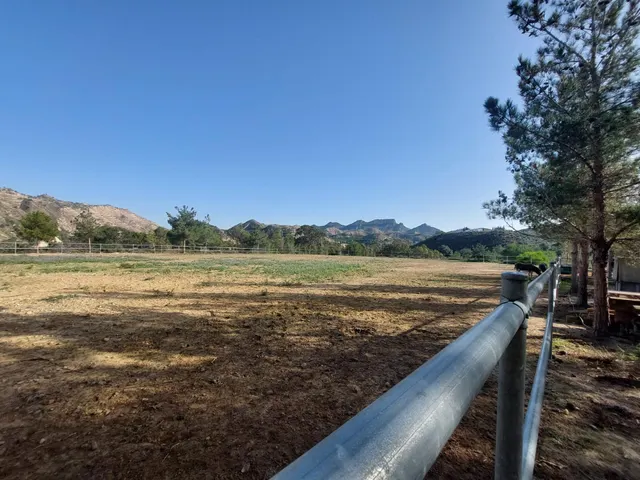 Casa con terreno en zona del Garruchal — 31