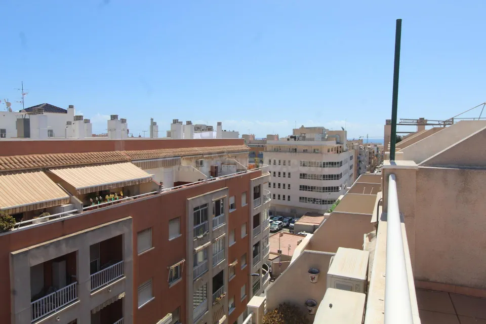 Ático de 3 dormitorios y 2 baños, con solárium privado y plaza de aparcamiento