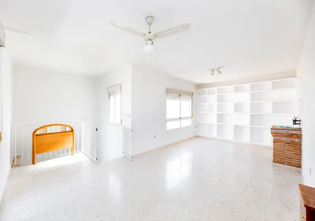 Vive en el corazón de Armilla: 4 dormitorios, patio, terraza y garaje — 19